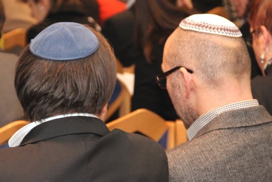 Der Freundeskreis Solingen-Ness Ziona ruft für den 14. Mai zu einem "Kippa-Tag" auf. Wer sich solidarisch zeigen will, ist um 16 Uhr auf dem Rathausplatz herzlich willkommen - mit einer Kippa auf dem Kopf. (Foto: © Bastian Glumm)