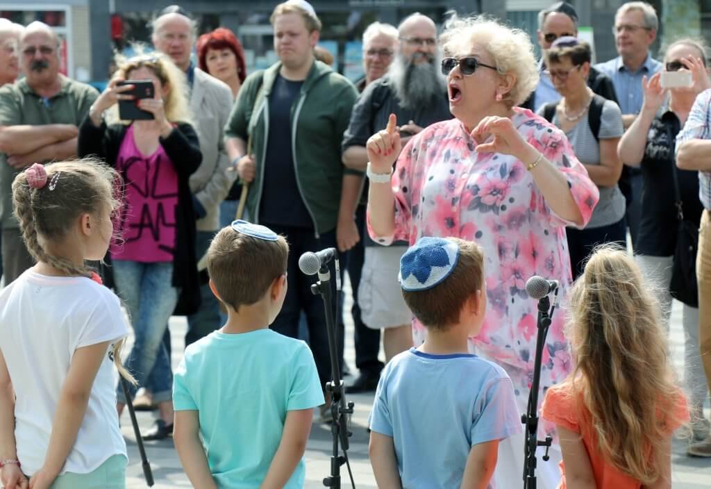 Rund 130 Menschen kamen am Montag zum 2. Solinger Kippa-Tag zum Rathaus. Kinder der Jüdischen Gemeinde sorgten für ein musikalisches Rahmenprogramm. (Foto: © Bastian Glumm)