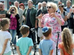 Rund 130 Menschen kamen am Montag zum 2. Solinger Kippa-Tag zum Rathaus. Kinder der Jüdischen Gemeinde sorgten für ein musikalisches Rahmenprogramm. (Foto: © Bastian Glumm)