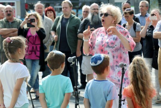 Rund 130 Menschen kamen am Montag zum 2. Solinger Kippa-Tag zum Rathaus. Kinder der Jüdischen Gemeinde sorgten für ein musikalisches Rahmenprogramm. (Foto: © Bastian Glumm)