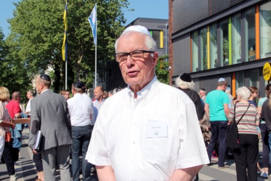 Bernd Krebs ist Vorsitzender des Freundeskreis Solingen/Ness Ziona. Gemeinsam initiierte er mit der Stadt den "Kippa-Tag" vor dem Rathaus. (Foto: © Bastian Glumm)