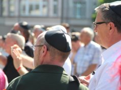 Knapp 200 Menschen kamen am Montagnachmittag auf dem Rathausplatz zum "Kippa-Tag" zusammen. (Foto: © Bastian Glumm)