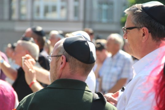 Knapp 200 Menschen kamen am Montagnachmittag auf dem Rathausplatz zum "Kippa-Tag" zusammen. (Foto: © Bastian Glumm)