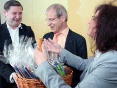 Oberbürgermeister Tim Kurzbach (li.) brachte Geschenke in Form von Malbüchern zur Wiedereröffnung der Kita Don Bosco mit. Darüber freuten sich Kita-Leiterin Martina Grams-Wilkens und Caritasdirektor Dr. Christoph Humburg. (Foto: © B. Glumm)