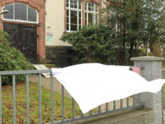 Vor der Caritas-Kita Don Bosco an der Elsässer Straße weht die weiße Fahne. (Foto: © Bastian Glumm)