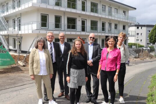 Freuen sich, dass die neue Kita "Glückspilze" ihre Arbeit aufnehmen kann: v.li. Kerstin Rüping, Vorstand Andreas Otto und Architekt Andreas Bona von der Volksbank im Bergischen Land mit Kita-Leiterin Lisa Hornung, Uwe Michael Junga (Diakonissen-Stiftung Bethanien), Stadtdirektorin Dagmar Becker und Christiane Weise (Diakonissen-Stiftung Bethanien). (Foto: © Bastian Glumm)