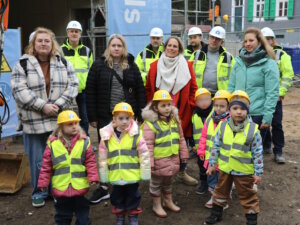 Die Kinder der Elterninitiative "Pinocchio" schauten sich jetzt auf der Baustelle an der Wiedenkamper Straße etwas genauer um. (Foto: © Bastian Glumm)