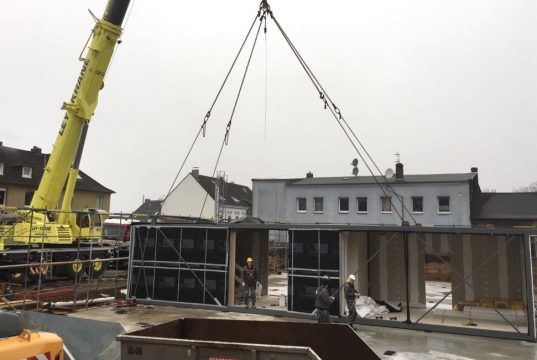 Am Montag haben die Stadtwerke Solingen die ersten sieben von insgesamt 14 Modulen der Kita Energiezwerge an der Mittelgönrather Straße errichtet. Weitere sieben Module werden am Mittwoch auf der Bodenplatte montiert. (Foto: © Stadtwerke Solingen)