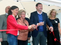 Durchschnitten am Samstag das Band zur neuen Kita "Klingenbande": v.li. Bezirksbürgermeister Richard Schmidt, Dezernentin Dagmar Becker, Gabriele Racka-Watzlawek, Vorsitzende des Jugendhilfeausschusses, Oberbürgermeister Tim Kurzbach und Kita-Leiterin Julia Jarrar. (Foto: © Bastian Glumm)