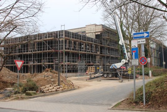 In Solingen werden Kita-Plätze benötigt, weshalb gebaut wird. Die Kindertagesstätte "Klingenbande" am Rathaus befindet sich ebenfalls noch in der Entstehung. (Foto: © Bastian Glumm)