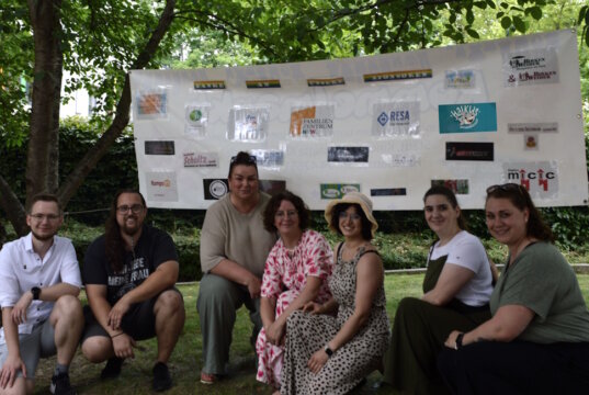 Ziehen an einem Strang für ein Trampolin für die Kita Klingenbande: v. li. Philipp Beckmann (Leiter der Kita Klingenbande), Sven Schüler, Sandra Pupinovic (Elternbeirat), Janina Schwammekrug, Isabel Krause, Tamara Willach (Förderverein Klingenbande) und Sophia Breuer (stellv. Leitung Kita Klingenbande). (Foto: © Götz Schwammekrug)