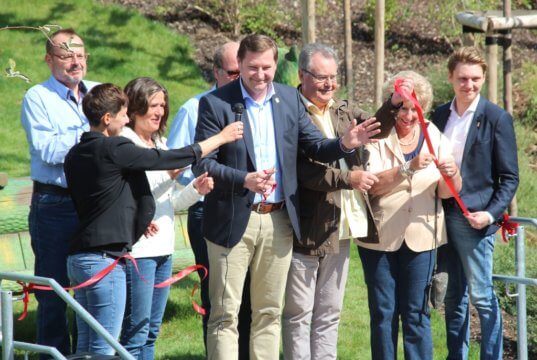 Nach der Kita-Eröffnung ist vor der Kita-Eröffnung. Oberbürgermeister Tim Kurzbach hat das rote Band durchschnitten und die Kita "Opderhüh" feierlich eingeweiht. Kita-Leiterin Sabine Claas (li.) hält das Mikro. (Foto: © Bastian Glumm)