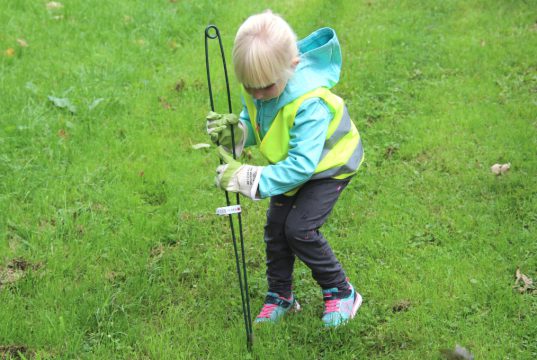 Nicht nur Schulinder sind bei der Müllsammelwoche dabei. Auch Solingens Kindergartenkinder gehen mit Feuereifer daran, ihre direkte Umgebung von Müll und Unrat zu befreien. (Foto: © B. Glumm)