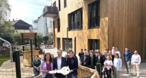 Solingen: Kinder ziehen in die Kita „Wichtelwald“ in Ohligs ein Vertreterinnen und Vertreter von Stadt und SEG übergeben symbolisch den Schlüssel für die neue Kita „Wichtelwald“ an der Schwanenstraße und eröffnen damit offiziell das Gebäude mit Kita und geförderten Wohnungen. (Foto: © Stadtentwicklungsgesellschaft Solingen)