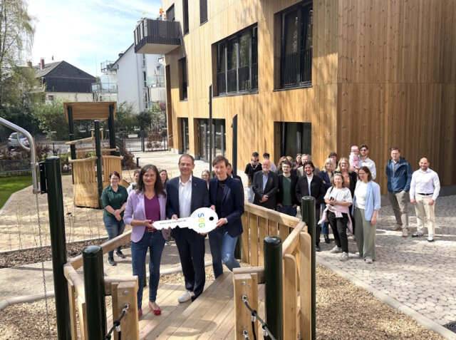 Vertreterinnen und Vertreter von Stadt und SEG übergeben symbolisch den Schlüssel für die neue Kita „Wichtelwald“ an der Schwanenstraße und eröffnen damit offiziell das Gebäude mit Kita und geförderten Wohnungen. (Foto: © Stadtentwicklungsgesellschaft Solingen)