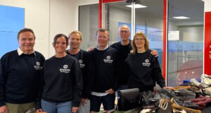 Die Handtaschen-Aktion des Kiwanis Club Solingen am vergangenen Wochenende war ein großer Erfolg. v.li.: Peter Enke, Katja Herrguth, Katja Idelberger, Martin Idelberger, Joachim Blümer und Claudia Blümer. (Foto: © Kiwanis Solingen)