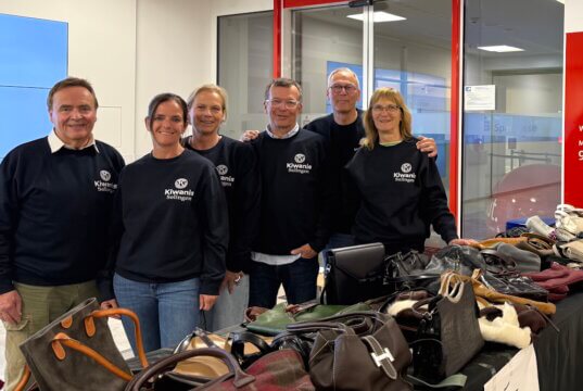 Die Handtaschen-Aktion des Kiwanis Club Solingen am vergangenen Wochenende war ein großer Erfolg. v.li.: Peter Enke, Katja Herrguth, Katja Idelberger, Martin Idelberger, Joachim Blümer und Claudia Blümer. (Foto: © Kiwanis Solingen)