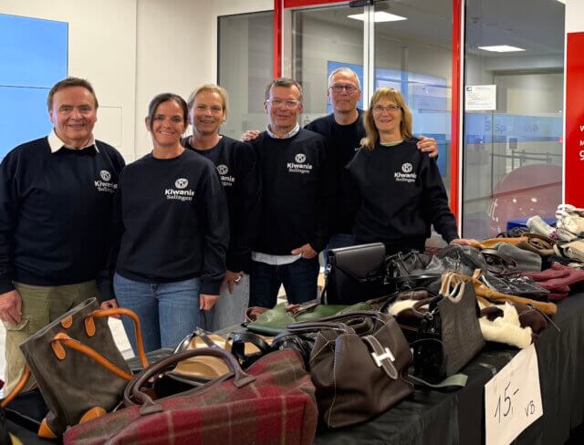 kiwanis-aktion-ohligs-handtaschen Die Handtaschen-Aktion des Kiwanis Club Solingen am vergangenen Wochenende war ein großer Erfolg. v.li.: Peter Enke, Katja Herrguth, Katja Idelberger, Martin Idelberger, Joachim Blümer und Claudia Blümer. (Foto: © Kiwanis Solingen)