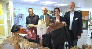 Kiwanis verschenkt Winterjacken an Solinger Kitas. Die Aktion soll ausgeweitet werden: v.li. Martin Idelberger (Kiwanis), Ex-OB Franz Haug, Katja Herrguth und Hartmut Hoferichter (beide Kiwanis). (Foto: © Kiwanis Solingen)