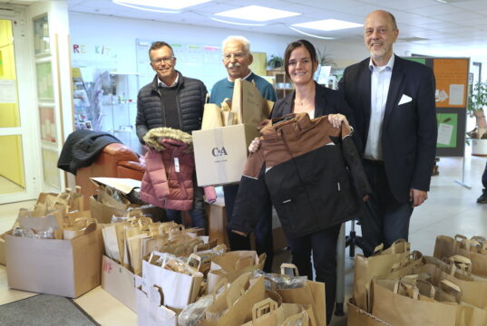 Kiwanis verschenkt Winterjacken an Solinger Kitas. Die Aktion soll ausgeweitet werden: v.li. Martin Idelberger (Kiwanis), Ex-OB Franz Haug, Katja Herrguth und Hartmut Hoferichter (beide Kiwanis). (Foto: © Kiwanis Solingen)