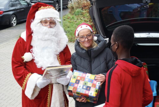 Kiwanis-Nikolaus Thomas Müller-Kirschbaum hatte am Samstag mit Annabelle Schlederer einen fleißigen Wichtel an seiner Seite. (Foto: © Joachim Blümer)