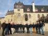 Mitglieder des KIWANIS Club Solingen vor Schloss Burg: Seit 25 Jahren engagiert sich der Club mit zahlreichen Projekten für Kinder und Familien in der Klingenstadt. (Foto: © Kiwanis)