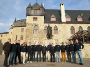 Mitglieder des KIWANIS Club Solingen vor Schloss Burg: Seit 25 Jahren engagiert sich der Club mit zahlreichen Projekten für Kinder und Familien in der Klingenstadt. (Foto: © Kiwanis)