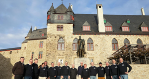Mitglieder des KIWANIS Club Solingen vor Schloss Burg: Seit 25 Jahren engagiert sich der Club mit zahlreichen Projekten für Kinder und Familien in der Klingenstadt. (Foto: © Kiwanis)