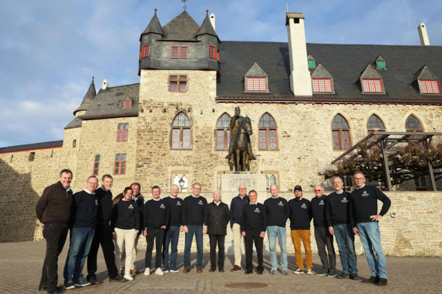 kiwanis-jubilaeum Mitglieder des KIWANIS Club Solingen vor Schloss Burg: Seit 25 Jahren engagiert sich der Club mit zahlreichen Projekten für Kinder und Familien in der Klingenstadt. (Foto: © Kiwanis)