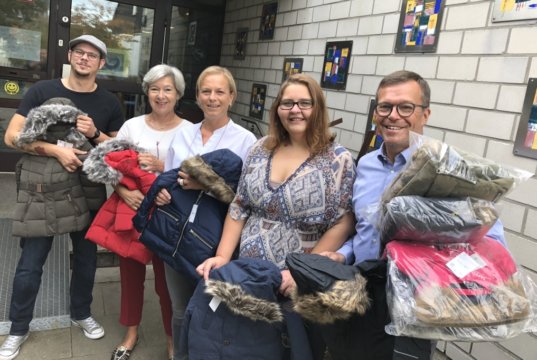 Der Solinger Kiwanis Club spendet der Kita Fuhr warme Jacken für die Winterzeit: v.li. Kevin Gotulla (Kita Fuhr), Barbara Grotkamp-Schepers, Katja Idelberger, Sandra Marohn (Förderverein) und Martin Idelberger. (Foto: © Kiwanis)
