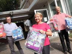 Brigitte Funk von der Solinger Tafel freute sich über 30 brandneue Schultornister, die Martin Idelberger (li.) und Stefan Schreiner vom Kiwanis Club Solingen vorbeibrachten. (Foto: © Kiwanis Club Solingen)