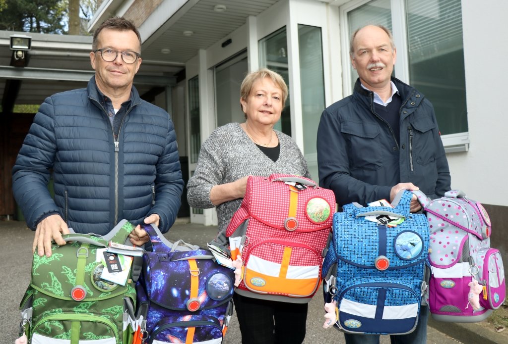 Brigitte Funk von der Solinger Tafel freute sich über 35 brandneue Schultornister, die am Samstag Martin Idelberger (li.) und Stefan Schreiner vom KIWANIS Club Solingen vorbeibrachten. (Foto: © Bastian Glumm)