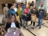 Mitglieder und Unterstützer des Kiwanis Clubs Solingen bereiten im Rahmen der Aktion „Wärme schenken“ die Ausgabe von 92 Winterjacken für Kinder vor. (Foto: © Kiwanis Club Solingen)