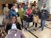 Mitglieder und Unterstützer des Kiwanis Clubs Solingen bereiten im Rahmen der Aktion „Wärme schenken“ die Ausgabe von 92 Winterjacken für Kinder vor. (Foto: © Kiwanis Club Solingen)