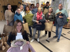 Mitglieder und Unterstützer des Kiwanis Clubs Solingen bereiten im Rahmen der Aktion „Wärme schenken“ die Ausgabe von 92 Winterjacken für Kinder vor. (Foto: © Kiwanis Club Solingen)