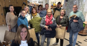 Mitglieder und Unterstützer des Kiwanis Clubs Solingen bereiten im Rahmen der Aktion „Wärme schenken“ die Ausgabe von 92 Winterjacken für Kinder vor. (Foto: © Kiwanis Club Solingen)