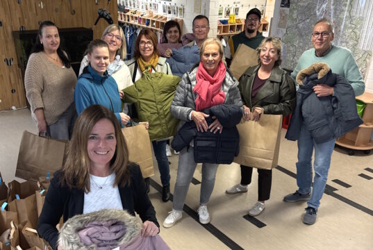 Mitglieder und Unterstützer des Kiwanis Clubs Solingen bereiten im Rahmen der Aktion „Wärme schenken“ die Ausgabe von 92 Winterjacken für Kinder vor. (Foto: © Kiwanis Club Solingen)