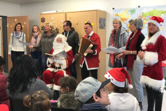 Am Samstag überraschten die Mitglieder des Solinger Kiwanisclubs die Flüchtlingskinder, die in diesen Tagen im Übergangswohnheim „Roter Esel“ in Wald untergebracht sind. (Foto: © Kiwanisclub Solingen)