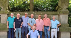 Acht ehemalige Abiturienten des Jahrgangs 1975 des Humboldtgymnasiums Solingen beim 50-jährigen Klassentreffen. (Foto: © Helge Schneeloch)