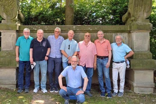 Acht ehemalige Abiturienten des Jahrgangs 1975 des Humboldtgymnasiums Solingen beim 50-jährigen Klassentreffen. (Foto: © Helge Schneeloch)