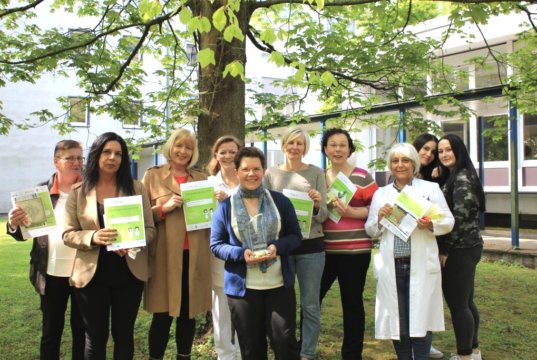 Die erfolgreichsten Klimaretterinnen des Klinikums (v.li.): Constanze Ruscheinski (Platz 3), Jasmin Saadeldeen-Schmidt (Platz 2), Dr. Doris Kurscheid-Reich (Teilnahmeurkunde), Dr. med. Eva Bucher (Platz 1), Ute Küppers, Michaela Ueberschaer (Platz 5), Anali Rancev (Platz 4), Dr. med. Gertrud Schenke (Teilnahmeurkunde) und die Auszubildenden Sarah Omairat und Jenny Ferres, die bei der Durchführung des Projektes mitgewirkt haben. (Foto: © Karin Morawietz)