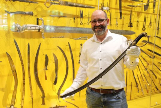 Dr. Sixt Wetzler ist Direktor des Deutschen Klingenmuseums, das sich in einem Neuerungsprozess befindet und modernisiert wird. (Foto: © Bastian Glumm)