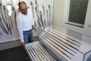 Ein El Dorado für Schwert-Fans und Sammler sind die Schau-Depots, wo Schwerter, Säbel und Degen in großer Zahl gezeigt werden. Ganz ohne besondere Inszenierung. (Foto: © Bastian Glumm)
