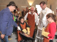 Premiere im neuen Gräfrather Schmiedehaus: Den Schmiedehammer schwangen erstmals die Kids der Kita Gerberstraße gemeinsam mit Alt-OB Franz Haug (mi.) und Oberbürgermeister Tim Kurzbach (re.). (Foto: © Bastian Glumm)