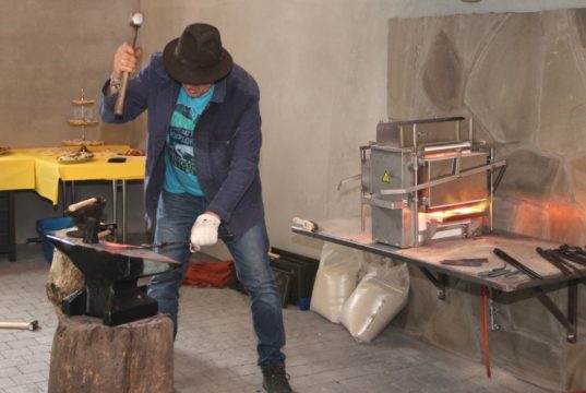 Im Schmiedehaus des Klingenmuseums in Gräfrath. (Foto: © Bastian Glumm)