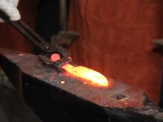 Das Schmiedehaus am Deutschen Klingenmuseum öffnet die Türen für alle Interessierten, die gerne einmal Damast schmieden wollen. (Archivfoto: © Bastian Glumm)