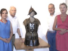 Stellten jetzt die ühilippinische Rüstung aus dem 19. Jahrhundert vor, die vom Klingenmuseum angekauft wurde: v.li. Museumsleiterin Dr. Isabell Immel, Franz Haug, 1. Vorsitzender des Fördervereins mit Wolfgang und Michaela Wüsthof. (Foto: © Deutsches Klingenmuseum)