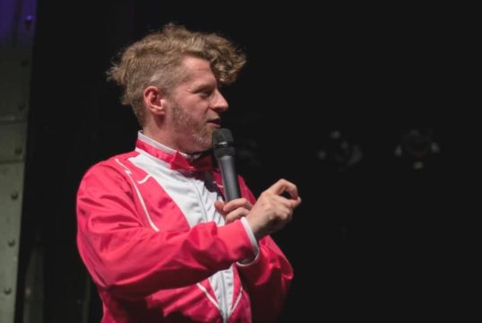 Am Freitagabend wird unter anderem der Poetry Slammer Jay Nightwind bei der "Klingenscharfen Poesie" in der FALS auf der Bühne stehen. (Foto: © Tobi Hartmann)