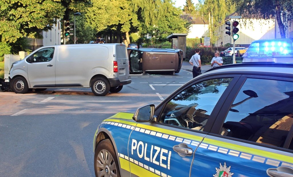 Am Mittwochabend kam es auf der Klingenstraße in Mitte zu einem Verkehrsunfall mit hohem Sachschaden und einer leicht verletzten Frau. (Foto: © Das SolingenMagazin)