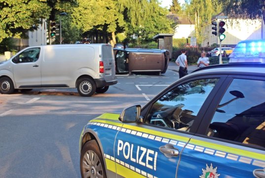 Am Mittwochabend kam es auf der Klingenstraße in Mitte zu einem Verkehrsunfall mit hohem Sachschaden und einer leicht verletzten Frau. (Foto: © Das SolingenMagazin)